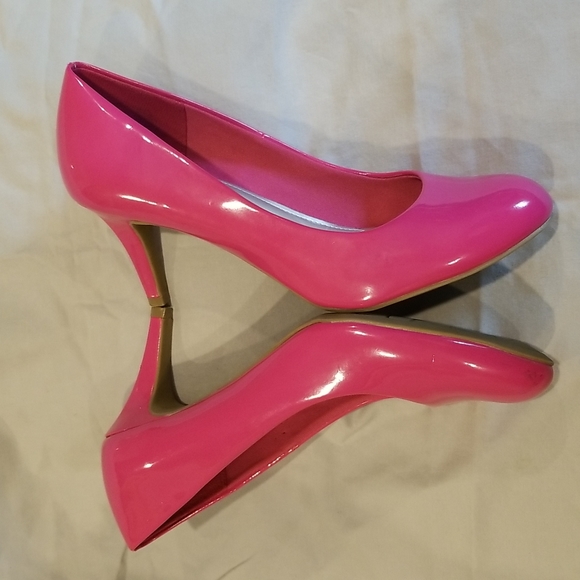 Predictions Shoes - Comfort Plus pink patent leather pumps
